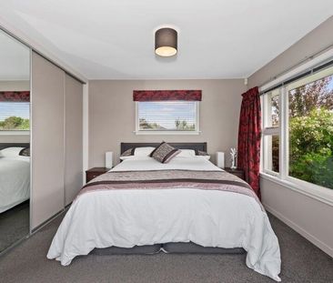 Spacious Living - Photo 2