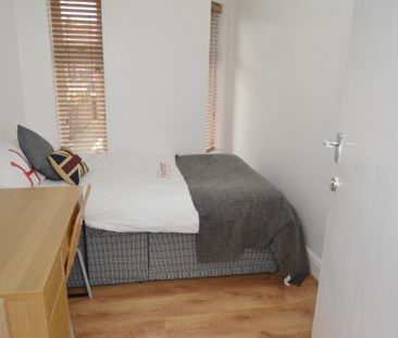 5 bedroom terraced house to rent - Photo 4