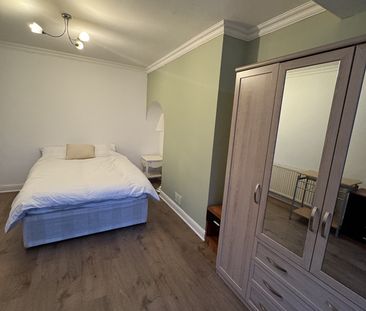 Room in a Shared House, Robin Hood Way, SW15 - Photo 2