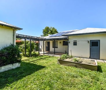 Cottage with Established Gardens & Ideal Location - Photo 5
