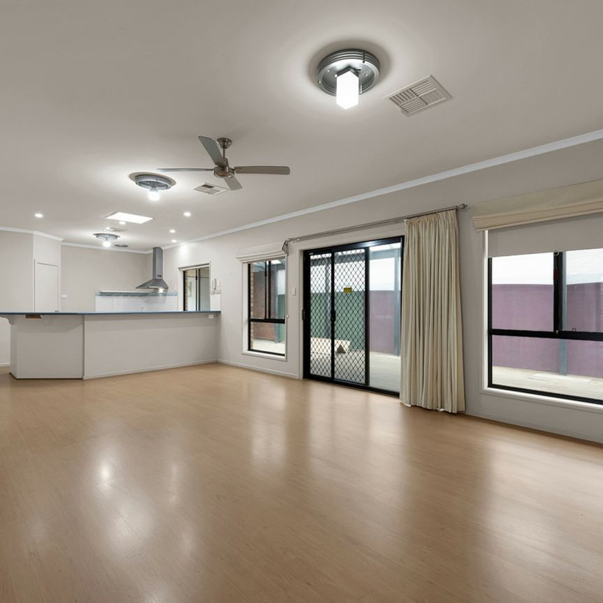 Spacious 4 Bedroom Family Home in Mawson Lakes - Photo 1