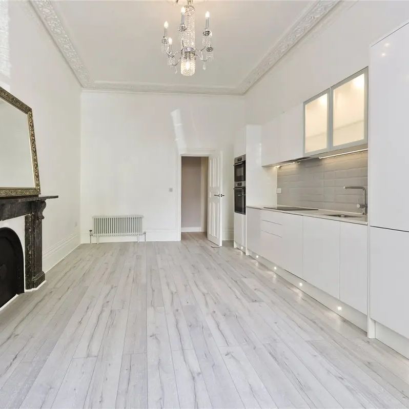 2 bedroom flat in Bayswater - Photo 1