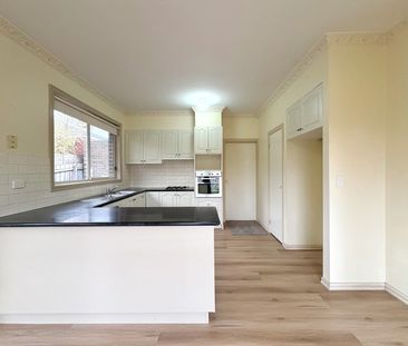 Light-Filled Townhouse in a Highly Sought-After Chadstone Pocket - Photo 5