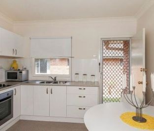 Renovated Villa Close To Lake - Photo 2