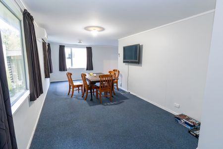 Prime Location! Spacious 4-Bed Flat with Parking - Photo 3