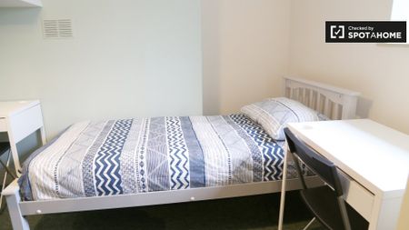 Cheerful room to rent in 9-bedroom house in Stoneybatter - Photo 3