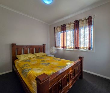 Modern Comfort in the Heart of Willowdale - 3 Bedroom Family Home - Photo 5