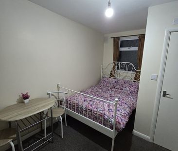 Studio Flat, Berkshire Gardens, N13 - Photo 1