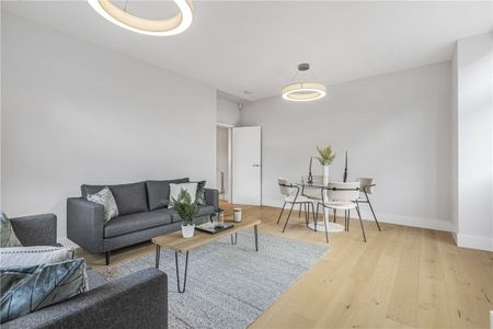 A spacious, well presented two bedroom apartment situated on the second floor (with lift) of this purpose built building in a prime location close to Marylebone High Street. - Photo 3