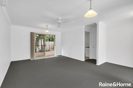 Spacious, Fully Air Conditioned Townhouse in sought after Street! - Photo 2