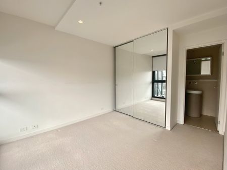 Two Large Bedroom Apartment with City Views - Photo 5
