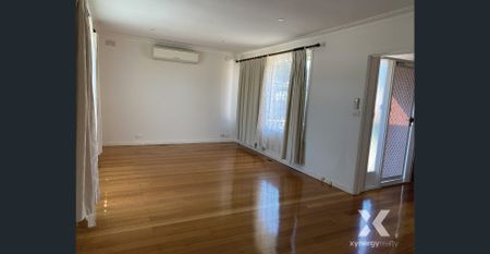 WELL-APPOINTED SINGLE LEVEL HOME IN A TERRIFIC LOCATION! - Photo 3