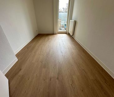 DG mit Aufzug / neue Bodenbeläge / Balkon / zwei Bäder ! - Photo 1