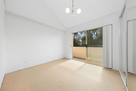 3 bedroom split level apartment with tandem security parking - Photo 2