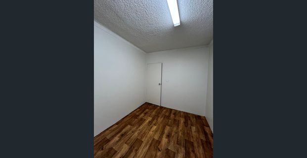 Ideally located, walk to shops and station - Photo 1