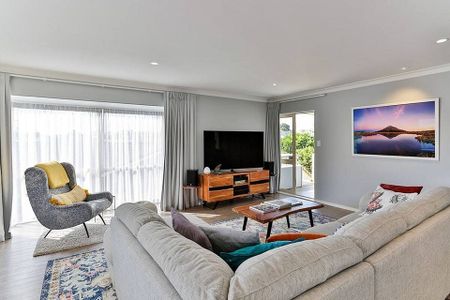 Stunning 3BR Mount Maunganui Oasis - Photo 5
