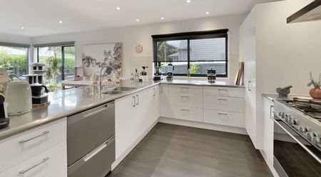 Family House in Devonport - Photo 2