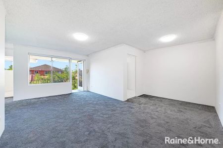 Apartment with 2 bedrooms, 1 bathroom & parking for 1 car - Photo 2