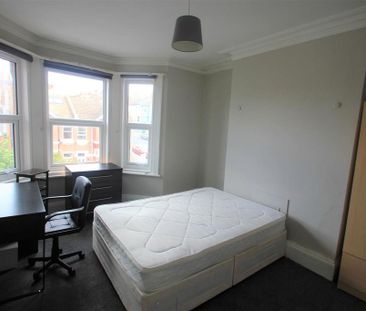 4 bedroom semi-detached house to rent - Photo 4