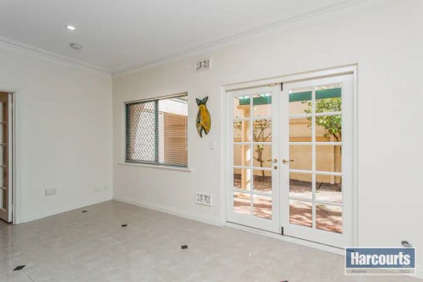 “4 Bed 2 Bath Townhouse in Applecross” - Photo 1