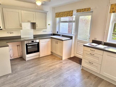 3 bedroom detached bungalow to rent - Photo 4