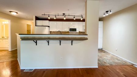 2 Bedroom + Den Condo In Railtown Estates | Single Car Garage. - Photo 4