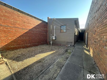 REAR Renovated Ultra-Modern 2 Bedrooms Home in Braybrook Location. - Photo 4