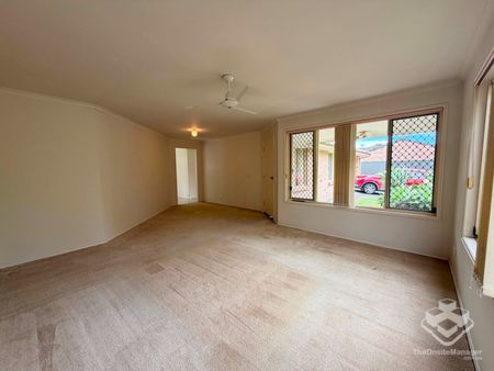 Charming 3 Bedroom Home in Varsity Lakes - Photo 2