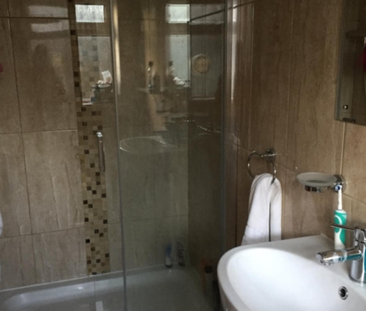 1 bedroom in a house share to rent - Photo 2