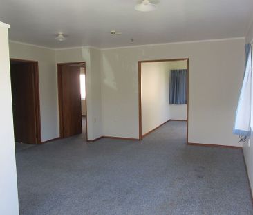 Spacious 2 bdrm house with a single secure garage - Photo 3