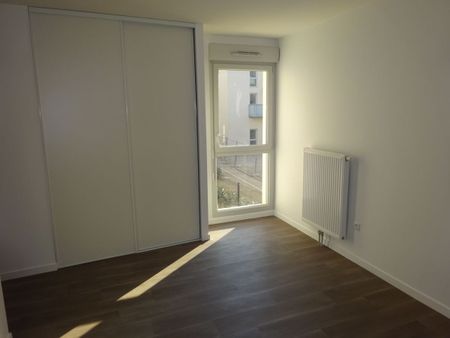 Location appartement T4 90.69m² à Reims (51100) Loyer CC * : 961.71 € Réf : ER.30642 - Photo 2