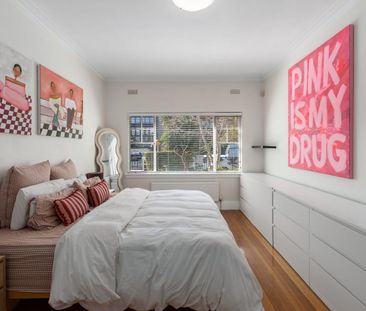 Art Deco Elegance Meets Contemporary Living - Photo 5