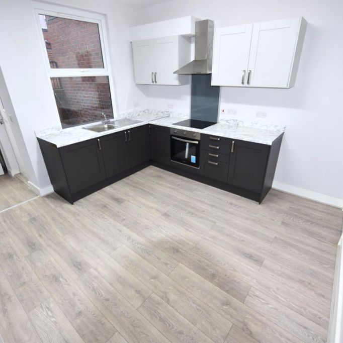 3 bedroom House in Highthorne View Bed), Armley Leeds - Photo 1