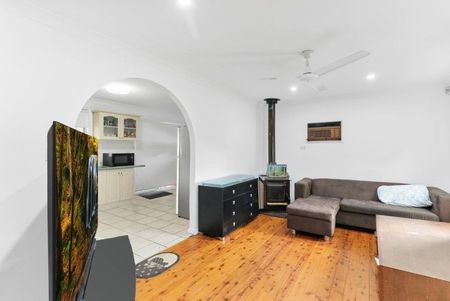 3 Bedroom home with split system air conditioning and modern kitchen! - Photo 3