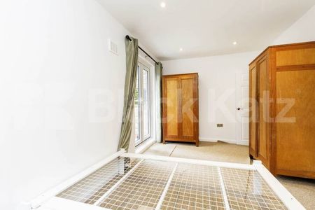 Newly refurbished 1 bedroom Garden property in the popular De Beauvoir Town - Photo 2
