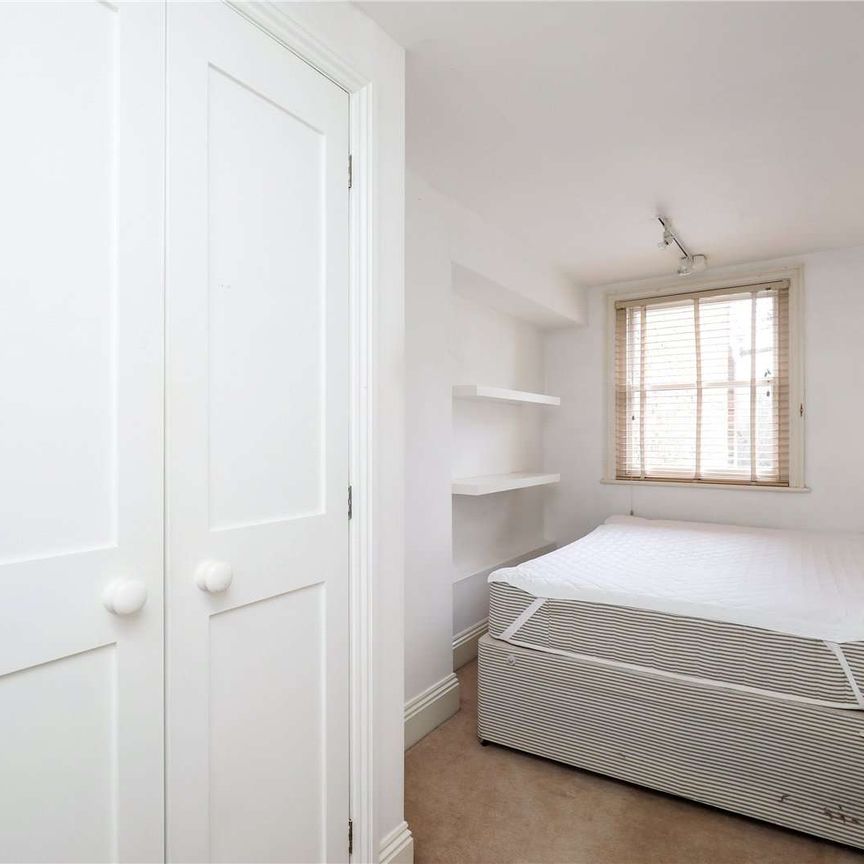 A spacious two bedroom flat, set in this purpose built block close to East Putney station. - Photo 1