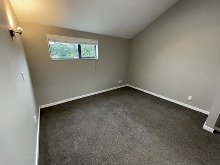 Sunny 3-Bedroom Townhouse in Sought-After Wadestown - Photo 5