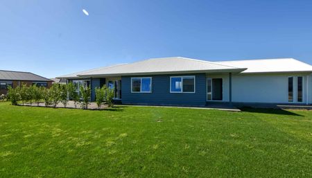 Stylish 3 bedroom home - Photo 2