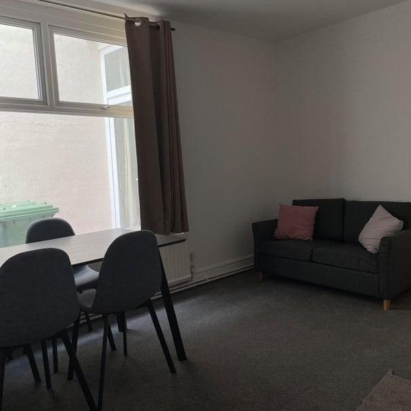 1 bedroom in a house share to rent - Photo 1