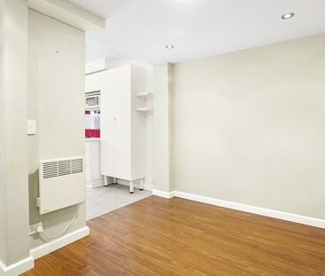 Ground Floor With Private Courtyard! - Photo 2