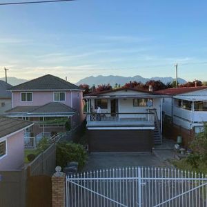 1BR- 2 floor Laneway house with Mountain view in Fraserhood - Photo 2