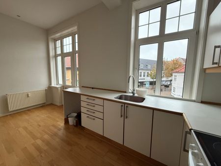 Super fin 2-værelses med lille altan midt i gådagen. - Photo 5