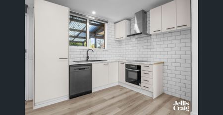 Warm, Welcoming & Wonderfully Located - Photo 3