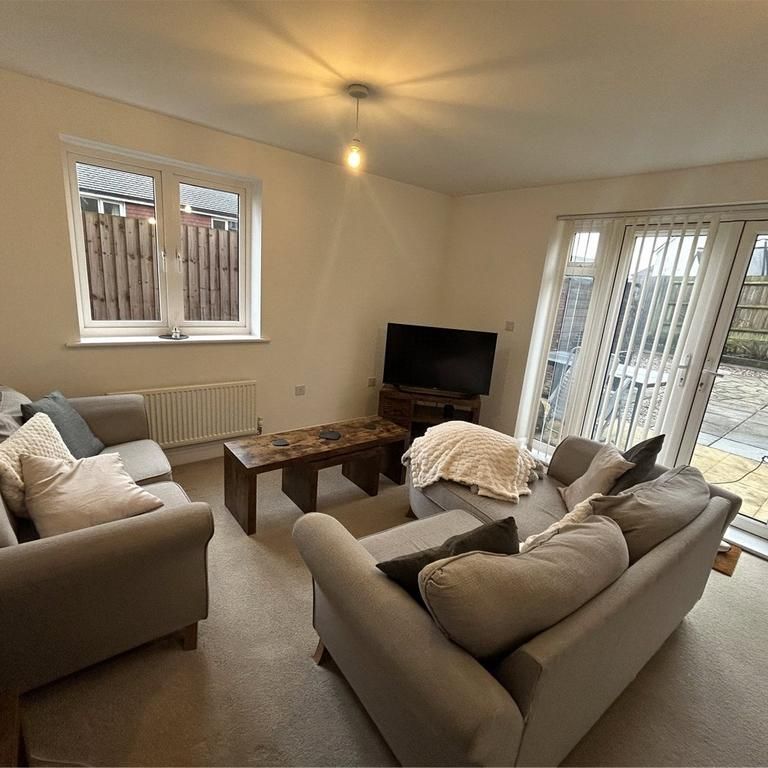 3 bedroom semi-detached house to rent - Photo 1