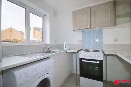 Danbury Crescent, South Ockendon, RM15 - Photo 2