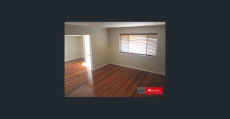 SPACIOUS HOME CLOSE TO THE TOWN CENTRE - Photo 4