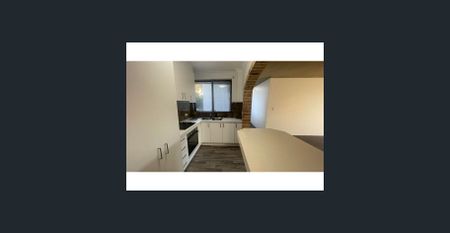 Sun-filled 2 Bedroom top-floor apartment in premium Kensington location - Photo 3