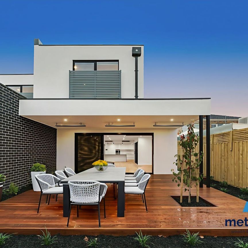 LUXURY TOWNHOUSE IN PREMIER LOCATION - Photo 1