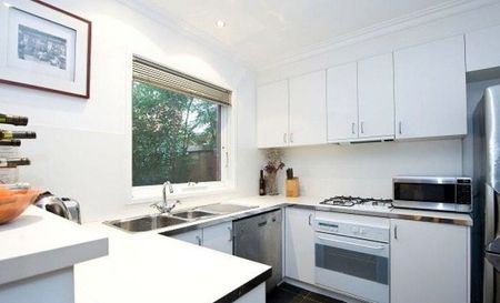 A Hop, Skip and a Jump to Everything!! - Photo 4