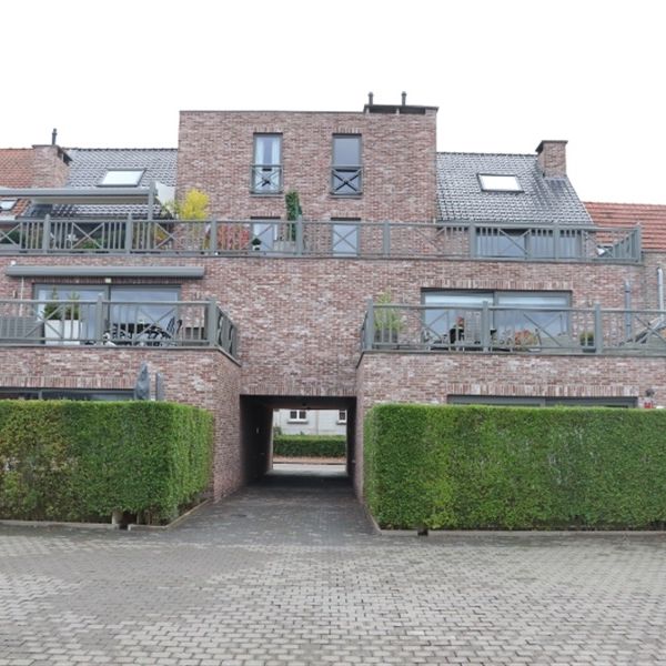 Instapklaar en centraal gelegen duplex appartement, 100m² op 2eV met 1 SLK, ruim terras en garage. - Photo 1